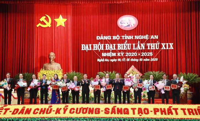 Tặng hoa cho các Ủy viên Ban Thường vụ khóa XVIII hoàn thành nhiệm vụ. (Ảnh: Nguyễn Oanh/TTXVN) Nghệ An khai thác tốt tiềm năng, lợi thế, nguồn lực để tạo đột phá ảnh 2