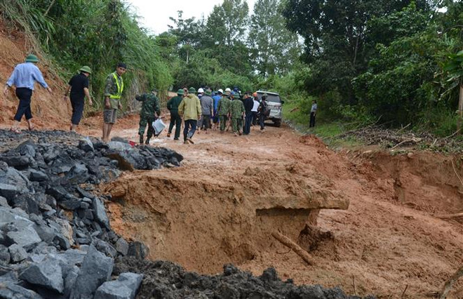 Quảng Trị: Tìm thấy thêm 1 thi thể, cứu hộ đã băng qua khu vực sạt lở ảnh 1