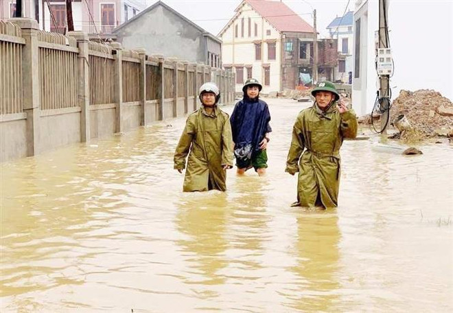 Mưa lớn, lũ chồng lũ xảy ra trên địa bàn tỉnh Quảng Bình. (Ảnh: TTXVN phát) Quảng Bình: Lũ chồng lũ, hơn 34.000 nhà dân ngập lụt ảnh 2