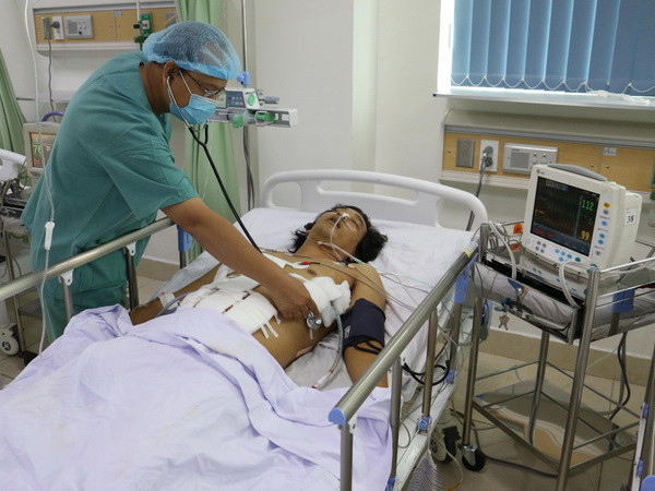 Cứu sống bệnh nhân bị đâm rách tim, thủng phổi, gan, dạ dày ảnh 1