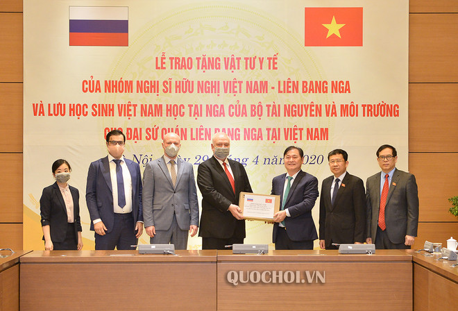 Chủ tịch Nhóm Nghị sỹ hữu nghị Việt Nam-Liên Bang Nga Phan Xuân Dũng trao quà vật tư y tế. (Nguồn: quochoi.vn) Đồng hành cùng nhân dân Nga trong phòng, chống dịch COVID-19 ảnh 1