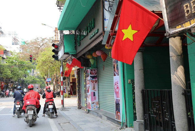 Tất cả các cửa hàng kinh doanh mặt hàng không thiết yếu trên địa bàn chỉ được phép mở cửa từ 9 giờ sáng. (Ảnh: Thanh Tùng/TTXVN) Hà Nội: Cửa hàng kinh doanh hàng không thiết yếu chỉ mở cửa sau 9 giờ ảnh 1