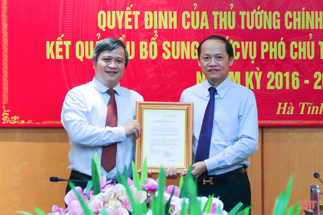 Thừa ủy quyền của Thủ tướng Chính phủ, Chủ tịch UBND tỉnh Hà Tĩnh Trần Tiến Hưng trao quyết định cho ông Nguyễn Hồng Lĩnh. (Nguồn: Báo Hà Tĩnh) Phê chuẩn kết quả bầu bổ sung Phó Chủ tịch UBND tỉnh Hà Tĩnh ảnh 1