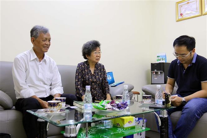 Chú Hoàng Đôn Nhật Tân (tức Sáu Triều, nguyên Tổng biên tập Báo Tuổi Trẻ), cô Trương Mỹ Lệ (bí danh Tư Liêm, nguyên Phó Bí thư Đảng ủy các trường đại học và trung học trọng điểm khu Sài Gòn-Gia Định) với phóng viên TTXVN. (Ảnh: Thanh Vũ/TTXVN) Kế hoạch 5 điểm khởi nghĩa bí mật của tuổi trẻ Sài Gòn-Gia Định ảnh 3
