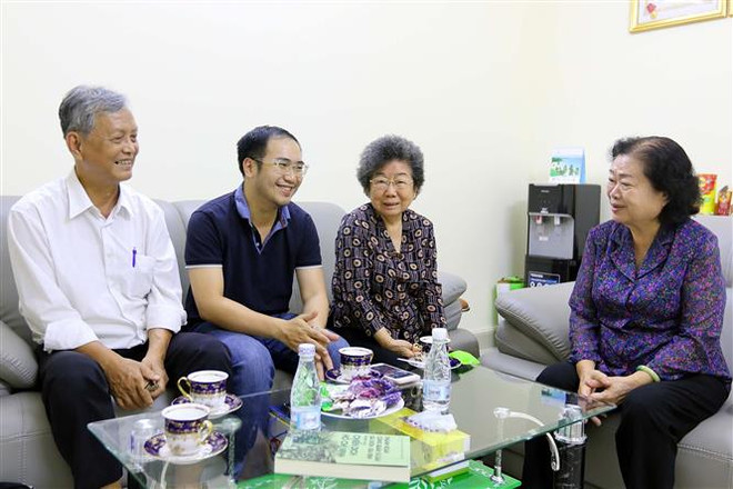 Bà Trương Mỹ Hoa (phải), nguyên Phó Chủ tịch nước, bà Trương Mỹ Lệ (bí danh Tư Liêm) và ông Hoàng Đôn Nhật Tân (tức Sáu Triều, nguyên Tổng biên tập Báo Tuổi Trẻ - bên phải) trao đổi với phóng viên TTXVN. (Ảnh: Thanh Vũ/TTXVN) Kế hoạch 5 điểm khởi nghĩa bí mật của tuổi trẻ Sài Gòn-Gia Định ảnh 1