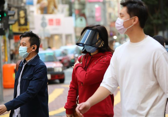 Người dân đeo khẩu trang phòng lây nhiễm COVID-19 tại Hong Kong, Trung Quốc. (Ảnh: THX/TTXVN) Nhật Bản xác nhận trường hợp đầu tiên nhiễm biến thể virus SAR-CoV-2 ảnh 2