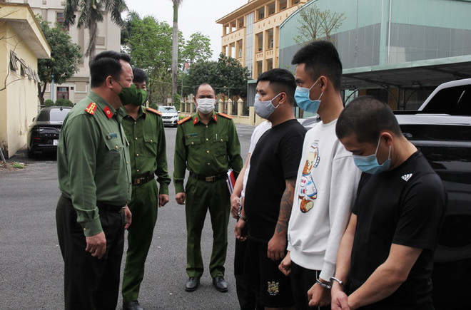 Hà Nam: Bắt nhóm đối tượng giả vờ mua rồi cướp giật điện thoại ảnh 1