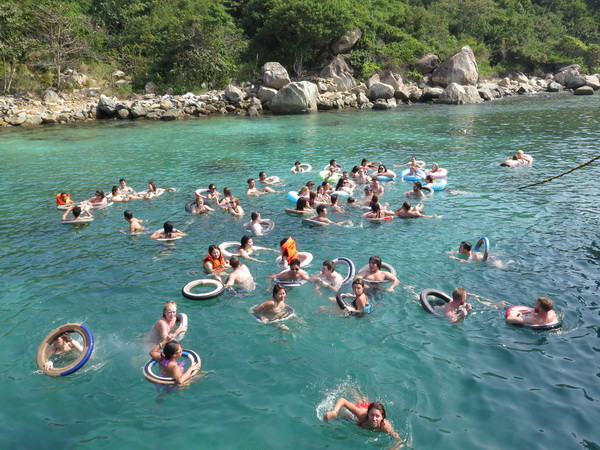 Tour tham quan 4 đảo trên vịnh Nha Trang hút khách đầu năm ảnh 1