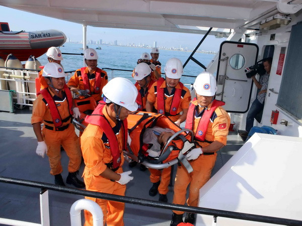 Gấp rút đưa thuyền viên bị đa chấn thương vào đất liền cứu chữa ảnh 1