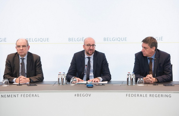 Bộ trưởng Nội vụ Bỉ đệ đơn từ chức sau loạt vụ tấn công khủng bố ảnh 1