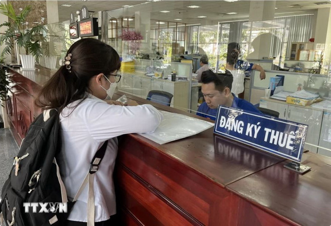 Nghiên cứu, sử dụng các công cụ quản lý thuế phù hợp, công khai, minh bạch đúng quy định. (Ảnh: Hứa Chung/ TTXVN) thu thue.JPG