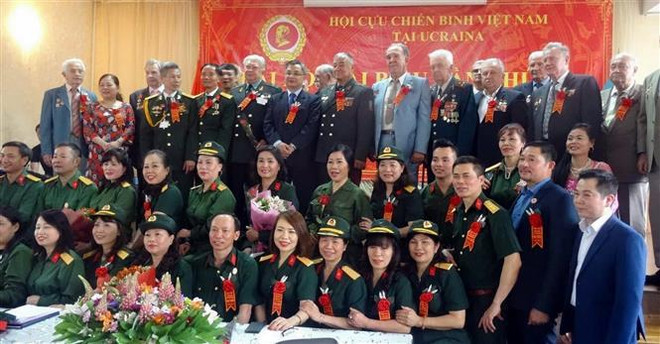 Các đại biểu chụp ảnh lưu niệm. (Ảnh: TTXVN phát) Hội Cựu chiến binh tại Ukraine xây dựng cộng đồng người Việt vững mạnh ảnh 1