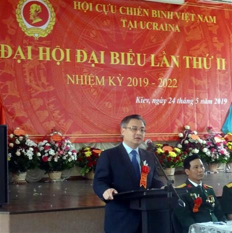 Đại sứ Việt Nam tại Ukraine Nguyễn Anh Tuấn phát biểu. (Ảnh: TTXVN phát) Hội Cựu chiến binh tại Ukraine xây dựng cộng đồng người Việt vững mạnh ảnh 2