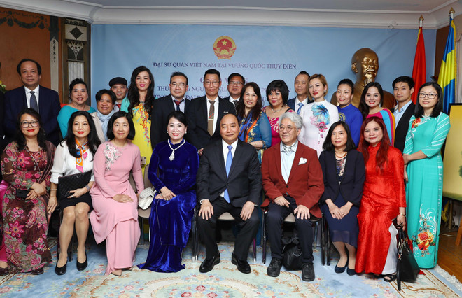 Thủ tướng Nguyễn Xuân Phúc, Phu nhân và cán bộ, nhân viên Đại sứ quán và cộng đồng người Việt Nam tại Thụy Điển. (Ảnh: Thống Nhất/TTXVN) Thủ tướng thăm Đại sứ quán và cộng đồng người Việt tại Thụy Điển ảnh 3