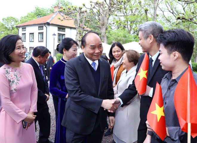 Thủ tướng Nguyễn Xuân Phúc gặp và nói chuyện với cán bộ, nhân viên Đại sứ quán và đại diện cộng đồng người Việt Nam tại Thụy Điển. (Ảnh: Thống Nhất/TTXVN) Thủ tướng thăm Đại sứ quán và cộng đồng người Việt tại Thụy Điển ảnh 1