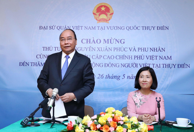 Thủ tướng Nguyễn Xuân Phúc nói chuyện với cán bộ, nhân viên Đại sứ quán và cộng đồng người Việt Nam tại Thụy Điển. (Ảnh: Thống Nhất/TTXVN) Thủ tướng thăm Đại sứ quán và cộng đồng người Việt tại Thụy Điển ảnh 2