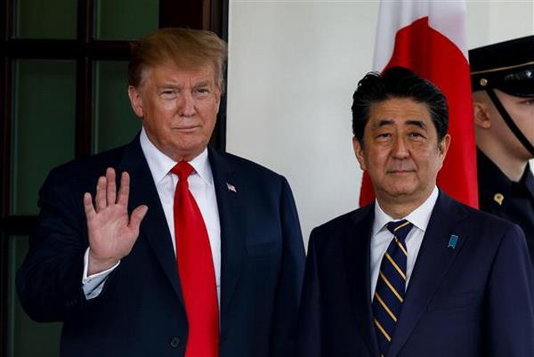 Tổng thống Mỹ Donald Trump (trái) và Thủ tướng Nhật Bản Shinzo Abe trong cuộc gặp tại Nhà Trắng ngày 26/4. (Nguồn: THX/TTXVN) Mỹ-Nhật có thể đưa ra thông báo về thương mại vào tháng 8 ảnh 1