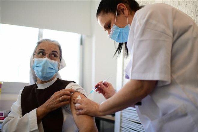 Nhân viên y tế tiêm vắcxin phòng COVID-19 cho người dân tại Tel Aviv, Israel. (Ảnh: THX/TTXVN) Nghiên cứu quy mô lớn khẳng định hiệu quả của vắcxin Pfizer/BioNTech ảnh 1