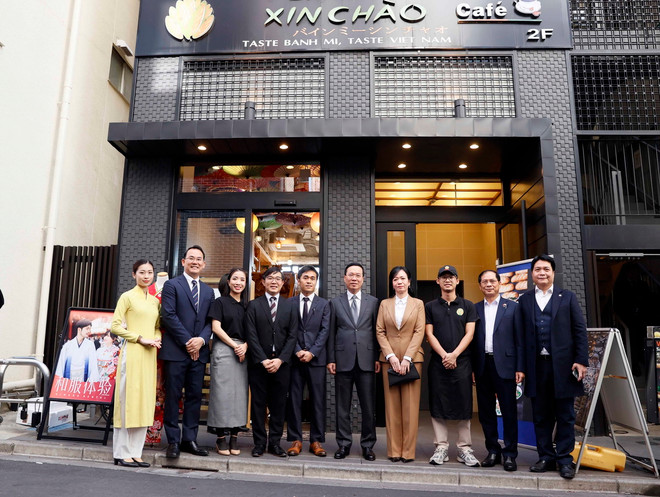 Chủ tịch nước Võ Văn Thưởng và Phu nhân tại Nhà hàng Bánh mỳ Xin chào ở Thủ đô Tokyo. (Ảnh: Thống Nhất/TTXVN) ttxvn_2811_chu tich nuoc banh mi (1).jpg