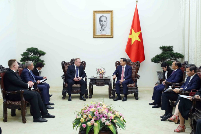 Phó Thủ tướng Lê Minh Khái tiếp Chủ tịch Ủy ban Giám định Tư pháp Nhà nước Cộng hòa Belarus Volkov Alexei Aleksandrovich. (Ảnh: An Đăng/TTXVN) ttxvn_2811_le minh khai belarus (2).jpg