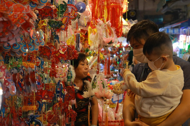 Thành phố Hồ Chí Minh: Phố lồng đèn nhộn nhịp đón Trung thu ảnh 4