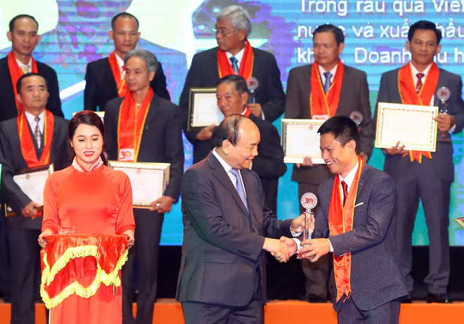 Tôn vinh nông dân Việt Nam xuất sắc 30 năm thời kỳ đổi mới ảnh 1