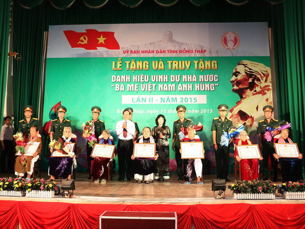 Đồng Tháp trao, truy tặng danh hiệu 222 Bà mẹ Việt Nam Anh hùng ảnh 1
