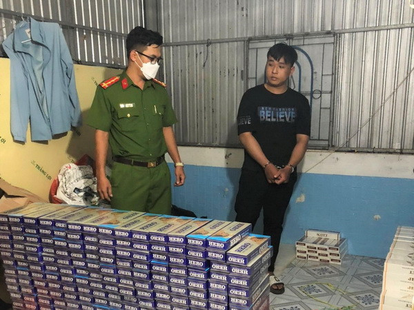 Bắt quả tang đối tượng tàng trữ, mua bán gần 4.000 bao thuốc lá lậu ảnh 1