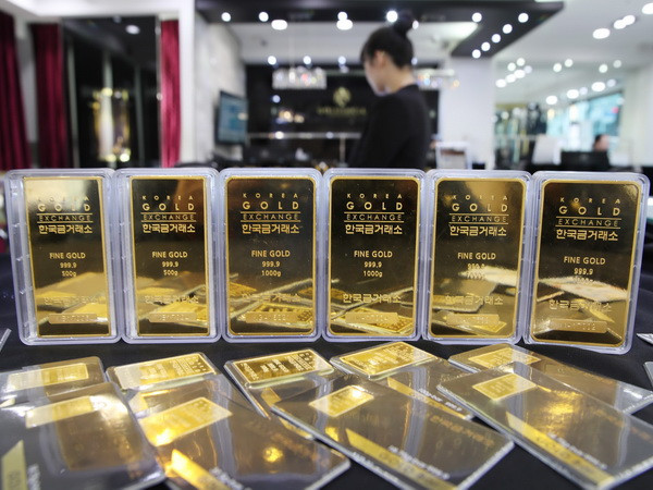 Các thỏi vàng trưng bày tại sàn giao dịch vàng ở Seoul, Hàn Quốc. (Nguồn: EPA/TTXVN) Giá vàng châu Á tăng trước thềm cuộc họp chính sách của Fed ảnh 1
