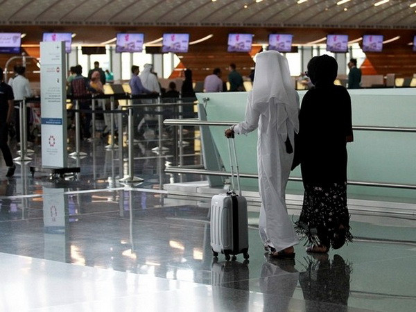 Hành khách tại sân bay quốc tế Hamad ở Doha, Qatar. (Nguồn: Reuters) Saudi Arabia, UAE cho thấy dấu hiệu xoa dịu căng thẳng với Qatar ảnh 1