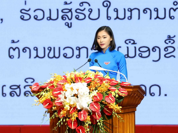 Đại diện thế hệ trẻ Việt Nam, sinh viên Đại học Hà Nội Nguyễn Thạch Thảo phát biểu tại Lễ kỷ niệm. (Ảnh: Phương Hoa/TTXVN) Thế hệ trẻ tự hào về tình đoàn kết hữu nghị đặc biệt Việt-Lào ảnh 1