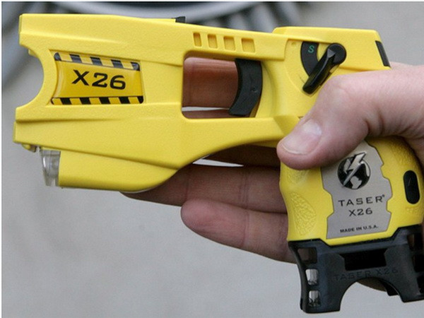 Lực lượng cảnh sát Italy có thể được trang bị súng điện ảnh 1