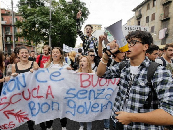 Hàng vạn học sinh sinh viên Italy biểu tình chống cải cách giáo dục ảnh 1