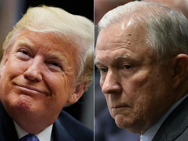 Bộ trưởng Tư pháp Mỹ Jeff Sessions (phải) và Tổng thống Donald Trump (trái). (Nguồn: AFP/TTXVN) Giới lập pháp Mỹ đặt nghi vấn về quyết định nhân sự Bộ Tư pháp ảnh 1