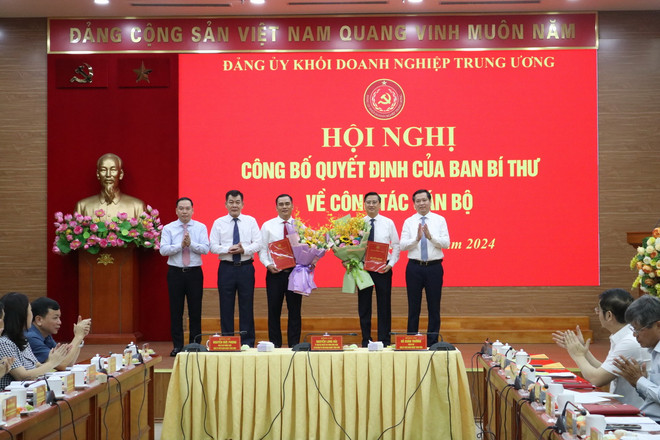 Ủy viên dự khuyết Trung ương Đảng, Bí thư Đảng ủy Khối Nguyễn Long Hải chúc mừng Trưởng ban Dân vận Đảng ủy Khối Vũ Trí Thắng và Chánh Văn phòng Đảng ủy Khối Vũ Đức Tú được bổ sung vào Ban Thường vụ Đảng bộ Khối nhiệm kỳ 2020-2025. (Ảnh: Diệp Trương/TTXVN) ttxvn_1505_khoi DNTW (2).jpg