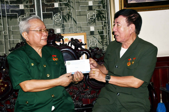 Tặng quà ông Lê Công Phú (bên trái), nguyên Chiến sỹ Đại đội 7, Thanh niên xung phong Quảng Bình. (Ảnh: Tá Chuyên/TTXVN) ttxvn_1505_duong 20 (1).jpg