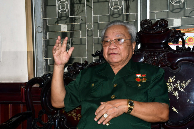 Ông Lê Công Phú, nguyên Chiến sỹ Đại đội 7 Thanh niên xung phong Quảng Bình, kể về quá trình gian khó mở đường 20 Quyết Thắng năm xưa. (Ảnh: Tá Chuyên/TTXVN) ttxvn_1505_duong 20 (3).jpg