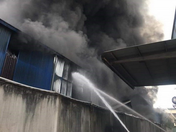 Bình Dương: Cháy cơ sở sản xuất mút xốp rộng 2.500m2 ảnh 1