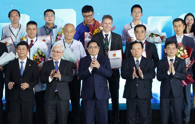 Thủ tướng Phạm Minh Chính chứng kiến trao chứng nhận đầu tư cho các doanh nghiệp. (Ảnh: Dương Giang/TTXVN) Thủ tướng dự khởi công các dự án, công trình KT-XH ở Bình Dương ảnh 3