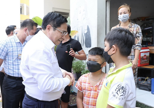 Thủ tướng Phạm Minh Chính thăm người dân ở khu nhà ở xã hội. (Ảnh: Dương Giang/TTXVN) Thủ tướng dự khởi công các dự án, công trình KT-XH ở Bình Dương ảnh 2