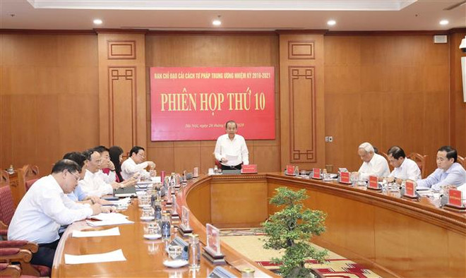 Phó Thủ tướng Thường trực Chính phủ, Phó Trưởng Ban Chỉ đạo Trương Hòa Bình chủ trì phiên họp. (Ảnh: Phương Hoa/TTXVN) Phiên họp thứ 10 Ban Chỉ đạo Cải cách tư pháp Trung ương ảnh 1