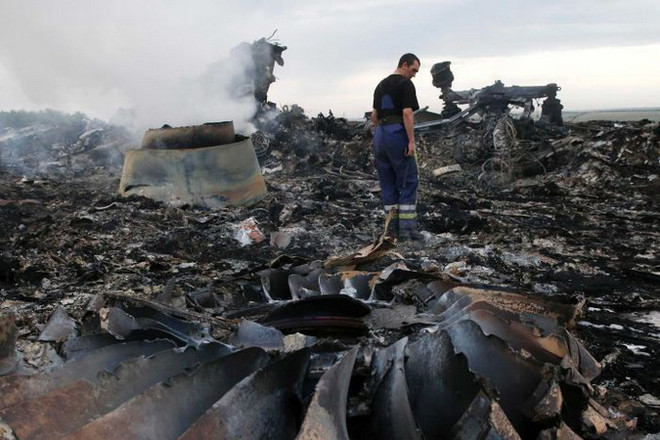 Hiện trường vụ máy bay MH17. (Nguồn: Reuters) Điều tra quốc tế: Tên lửa bắn rơi MH17 là của lữ đoàn phòng không Nga ảnh 1