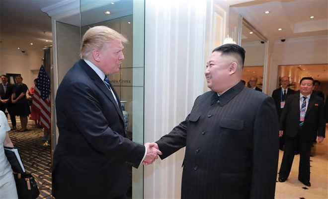 Chủ tịch Triều Tiên Kim Jong-un (phải) và Tổng thống Mỹ Donald Trump tại Hội nghị thượng đỉnh Mỹ-Triều lần thứ hai ở Hà Nội. (Nguồn: AFP/TTXVN) Nhà lãnh đạo Triều Tiên nói về khả năng thượng đỉnh lần 3 với Mỹ ảnh 1