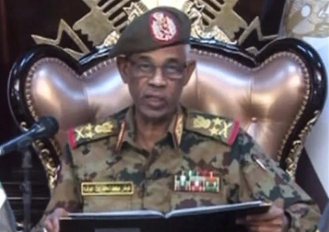 Bộ trưởng Quốc phòng Sudan Ahmed Awad Ibn Auf phát biểu trên truyền hình tại Khartoum ngày 11/4. (Nguồn: AFP/TTXVN) Tình hình Sudan: Bộ trưởng Quốc phòng tuyên bố từ chức ảnh 1