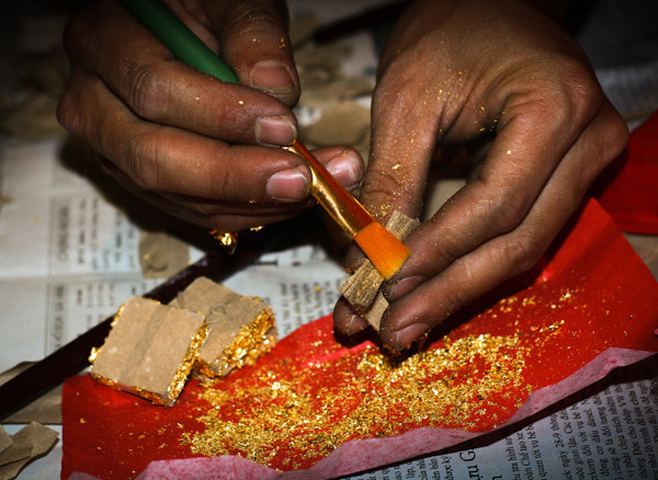 Đôi bàn tay tài hoa của nghệ nhân dát vàng quỳ làng Kiêu Kỵ ảnh 2