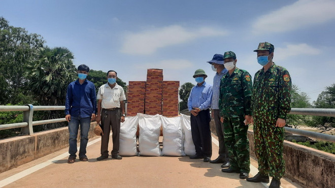 Long An hỗ trợ phòng dịch COVID-19 cho 2 tỉnh của Campuchia ảnh 1