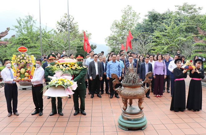 Đoàn đại biểu Hội Nhà báo Việt Nam dâng hương tưởng niệm Chủ tịch Hồ Chí Minh tại Nhà tưởng niệm Người trên đỉnh đèo De, xã Phú Đình, huyện Định Hóa, tỉnh Thái Nguyên. (Ảnh: Hoàng Nguyên/TTXVN) Kế thừa và phát triển sự nghiệp báo chí cách mạng Việt Nam ảnh 1