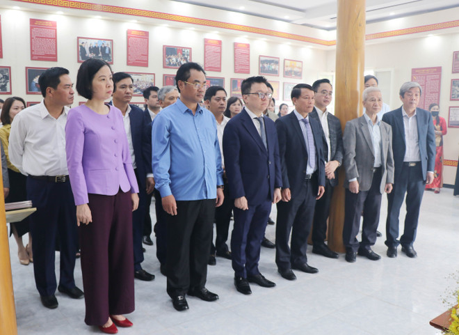Đoàn đại biểu Hội Nhà báo Việt Nam tham quan di tích nơi thành lập Hội Nhà báo Việt Nam tại xóm Roòng Khoa, xã Điềm Mặc, huyện Định Hóa, Thái Nguyên. (Ảnh: Hoàng Nguyên/TTXVN) Kế thừa và phát triển sự nghiệp báo chí cách mạng Việt Nam ảnh 3