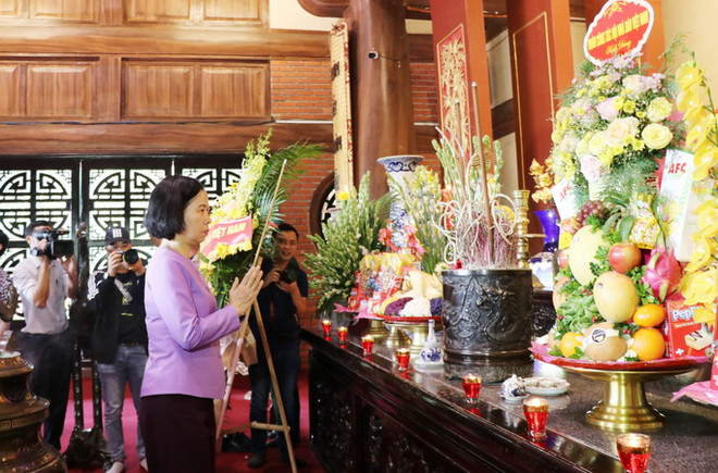 Bà Vũ Việt Trang, Ủy viên Ban Thường vụ Hội Nhà báo Việt Nam, Tổng Giám đốc, Chủ tịch Liên chi hội Nhà báo TTXVN dâng dương tưởng niệm Chủ tịch Hồ Chí Minh. (Ảnh: Hoàng Nguyên/TTXVN) Kế thừa và phát triển sự nghiệp báo chí cách mạng Việt Nam ảnh 2