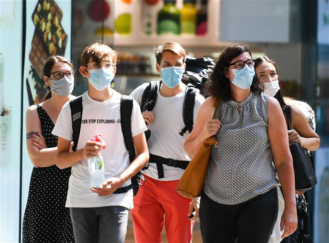 Các nước châu Âu báo động về số ca lây nhiễm COVID-19 tăng vọt ảnh 1